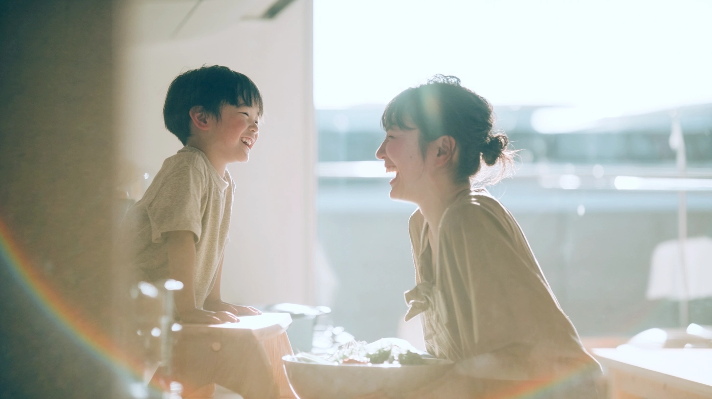 柔らかな光のなかで笑い合う親と子